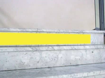 Code 174104 - Bande adhésive de signalisation
